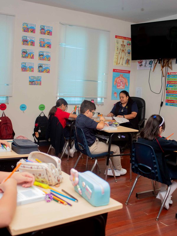 Estudiantes de Primaria en Newman Institute